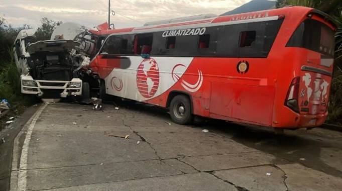 Choque Entre Tanquero Y Bus Deja Tres Muertos Y Al Menos 10 Heridos