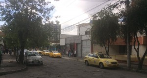 Taxistas bloquean el paso vehicular en Ambato, Tena y Macas