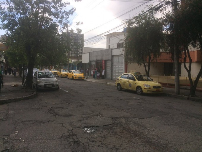 Taxistas bloquean el paso vehicular en Ambato, Tena y Macas