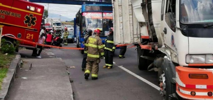 Un accidente entre un bus y un camión dejó 6 heridos