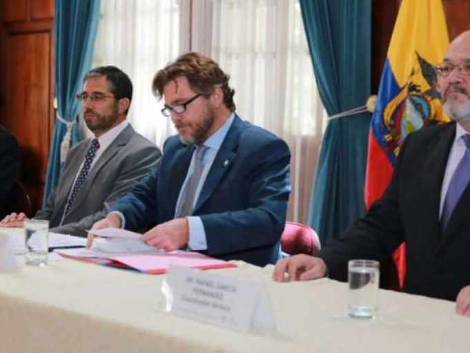Ecuador y España durante la firma de cooperación