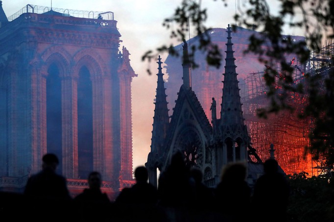 Bomberos intentan controlar el incendio en Notre Dame