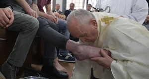 papa Francisco besa los pies a detenidos
