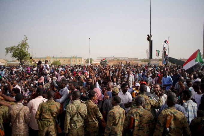 Derrocan al presidente de Sudán
