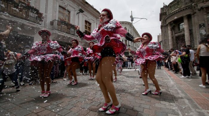 Desfiles Y Carioca En El Centro Hist Rico De Quito Por Carnaval Notimundo